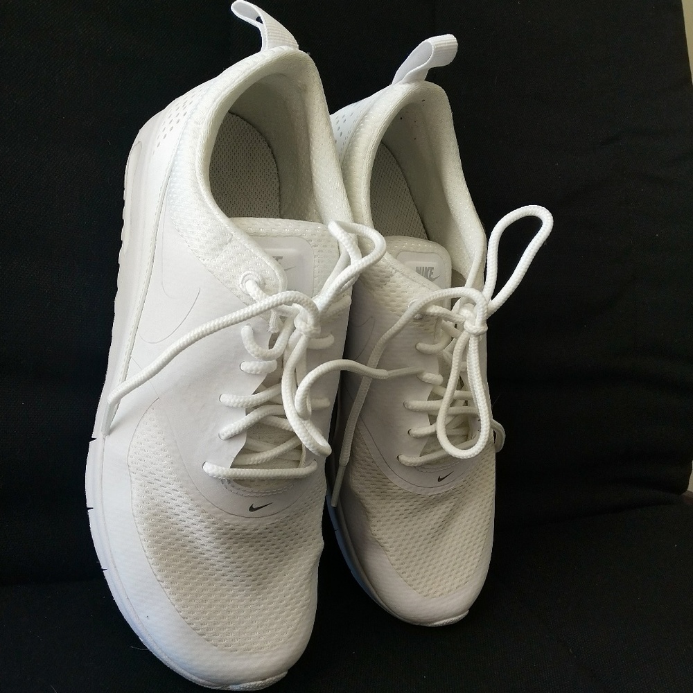 EUC NIKE MAX THEA WHITE RUNNING SHOE SIZE 5.5Y/ W7